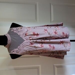 Sleeveless blouse with lace